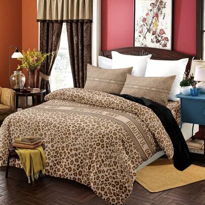 三件套时尚暖棕色豹纹图案被套套装（1*被套+2*枕套，不含被芯），经典豹纹图案，“美好的一天”文字点缀，复古设计，柔软亲肤，舒缓视觉疲劳，四季皆宜，拉链封口，适用于酒店、卧室、客房和宿舍装饰床上用品，易于打理，时尚轻盈，透气性好，易于护理，简约现代风格