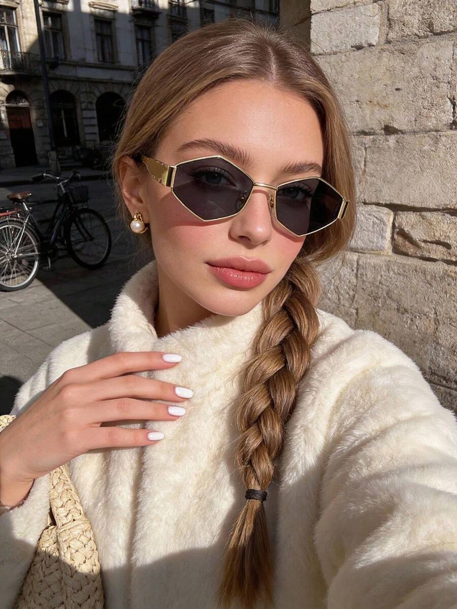 一副多边形几何小框钻石金属女士时尚眼镜，休闲百搭，精致优雅，适合女性日常外出、旅行和度假时佩戴。 - 金框灰片 - 查看 1