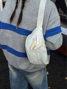 这款星形图案的腰包/胸包，采用麦穗拉链设计，简约时尚，容量大，拉链开合。适合日常使用、户外活动和骑行。配有可调节肩带，是节日送礼的理想之选。现有黑色、白色、粉色和红色可选。 - 彩色 - 查看 6