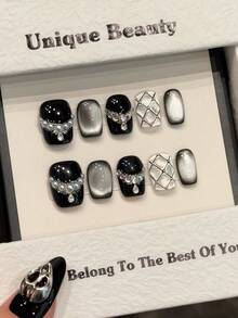 10片哥特风美甲贴纸：手工制作的短方形美甲贴纸，适合温柔的女士。贴纸表面饰有猫眼项链图案，并点缀着水钻和仿珍珠。简约独特，适合日常佩戴和派对场合。佩戴舒适，独一无二。强烈推荐！美甲贴纸，美甲用品，美甲护理必备！ - 彩色 - 查看 8