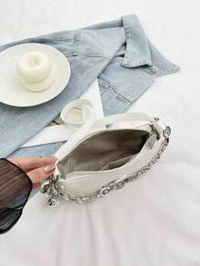 新款时尚女士单肩包，蜡面皮革法棍包，金属链条装饰设计，吊坠装饰设计，适合旅行、度假、购物和聚会。 - 白色 - 查看 4