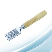 Raspador de escamas de pescado de primera calidad, construcción de acero inoxidable y madera, agarre antideslizante, limpiador eficiente de piel de pescado para cocina - 1 - Ver 2