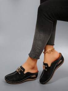 This Women's Platform Mule Seamlessly Blends Comfort And Retro Style. The Minimalist Design Exudes A Low-Key Vintage Charm, And The Smooth, Soft Silhouette Suits Most Foot Types And Flatters The Legs. The Wedge Platform Provides A Slight Lift, While The Layered Perforated Sole Effectively Cushions Impact And Reduces Foot Fatigue, Making It Very Comfortable For Long-Term Wear. - Black - View 3