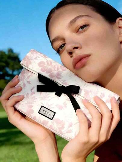 Gucci 花卉图案化妆包，多功能大容量，方便整理、分类和收纳小物件，清新复古风格，是送给朋友的贴心礼物之选。