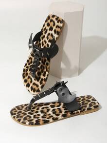 Sandalias planas de dedo con estampado de leopardo, alas de murciélago y remaches metálicos para mujer, de punta redonda, versátiles para primavera/verano - Negro - Ver 1