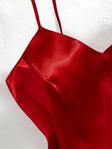 两件套女士性感内衣套装，纯色可调节肩带V领上衣搭配草莓印花七分睡裤，缎面舒适睡衣套装，适合居家休闲和户外活动。 - 紅色 - 查看 5