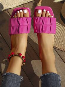 Sandalias de verano con tiras plisadas, decoración de perlas falsas y flores, elemento de tira transparente, simples y elegantes, unicolor, planas - Cabeza cuadrada de color rojo vino - Ver 3