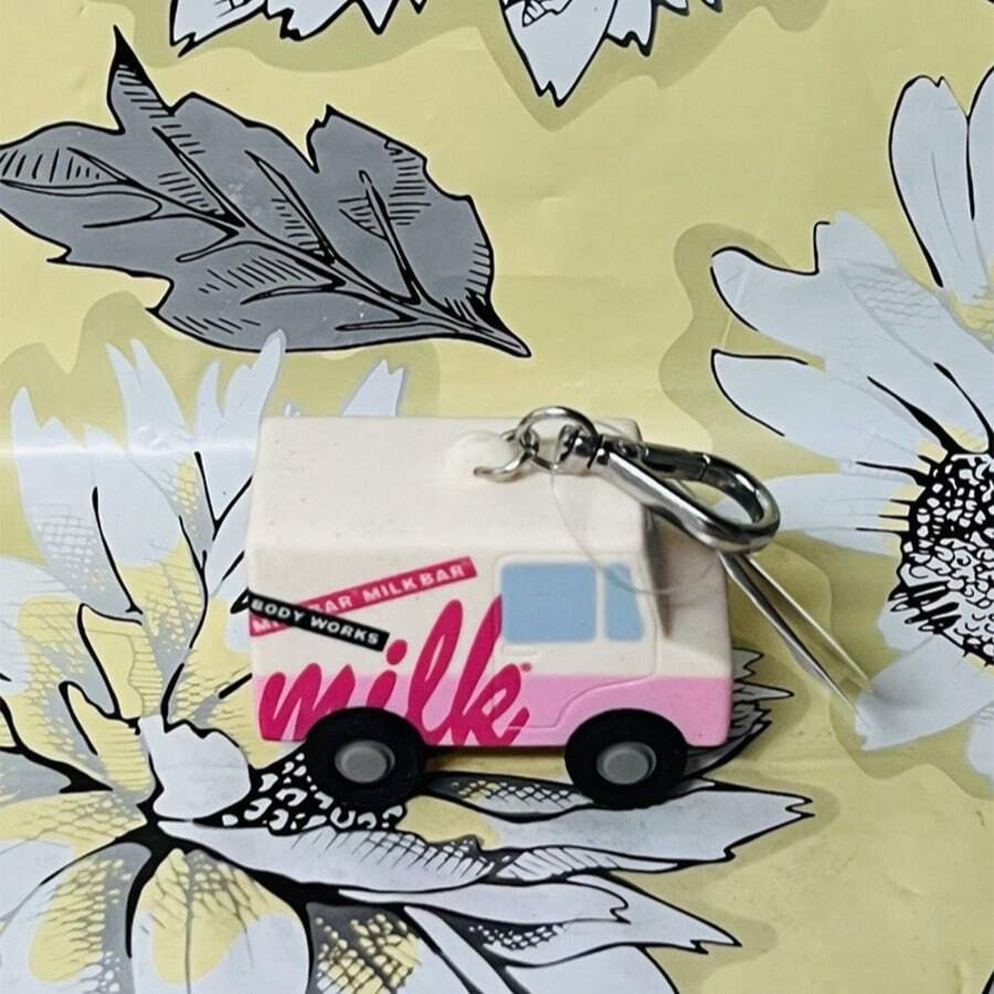 Llavero Holder porta gel incluido al azar bath b&BW original figuras silicona y brillos bota canasta de flores pastel coquette corazon guitarra medusa coco piña colada croissant conejo tortuga rana tiburon feliz shark mariposa con luz Maestra enfermera huella perro perlas helado limonada chancla sandalia - Rosa MILK - Ver 1