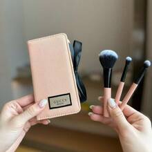 Gucci 505号唇膏礼盒套装，包含一支奢华唇膏、一套3支化妆刷、一个化妆刷收纳袋、一张信封贺卡、一个安可拉红色礼盒和一个礼品袋，优雅的彩妆礼盒套装，适合情人节、生日、节日等场合赠送女性。 - 復古紅棕色#505 - 查看 2