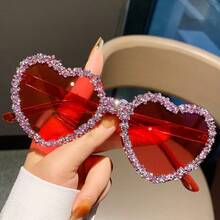 这款心形无框眼镜镶嵌闪耀钻石，时尚独特，色彩缤纷，是婚礼、化装舞会、情人节派对和其他特殊场合的理想之选。这款复古风格的镶钻心形眼镜采用透明糖果色材质制成。 - 紅色 - 查看 12