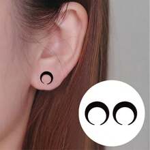 1 paire de boucles d'oreilles à la mode en forme de croissant doré. Elles conviennent pour le port quotidien casual, les fêtes, etc. Elles peuvent être portées par les hommes et les femmes dans un style minimaliste. - GED133 - Voir 9