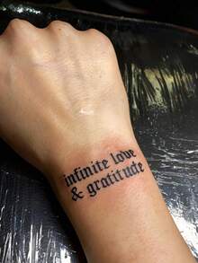 1张草本可水洗无限爱与感恩手写花卉纹身贴纸，防水、防汗、不反光，可持续1-2周 - 黑色 - 查看 4