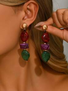 两件套优雅性感的不对称几何波浪纹仿玉多色花卉木纹琥珀花卉树脂吊坠耳环套装，搭配金色心形耳钉和圆形耳环，适合派对、度假、海滩等场合佩戴。树脂材质呈现多种色调和图案，每一件都独一无二。脱模后可能会有轻微的模痕或划痕，这是正常现象。