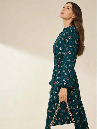 1件精致碎花系领穆斯林女式连衣裙，时尚百搭，适合春、夏、秋季穿着。