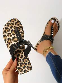 Sandalias planas de dedo con estampado de leopardo, alas de murciélago y remaches metálicos para mujer, de punta redonda, versátiles para primavera/verano - Negro - Ver 5