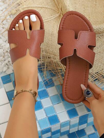 1双女士棕色镂空H型PU皮平底凉鞋，简约时尚，轻便透气，适合日常休闲、度假、海滩等场合。