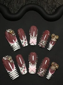 10片装3.3厘米手工方形美甲贴片套装，饰以水钻、条纹和蝴蝶结，适合女性和女孩，可用于情人节、派对、节日和日常佩戴。美甲配件，亚克力美甲套装，包含套装、手工压制美甲贴片、假指甲贴纸和美甲用品。手工按压式美甲贴片 - 彩色 - 查看 1