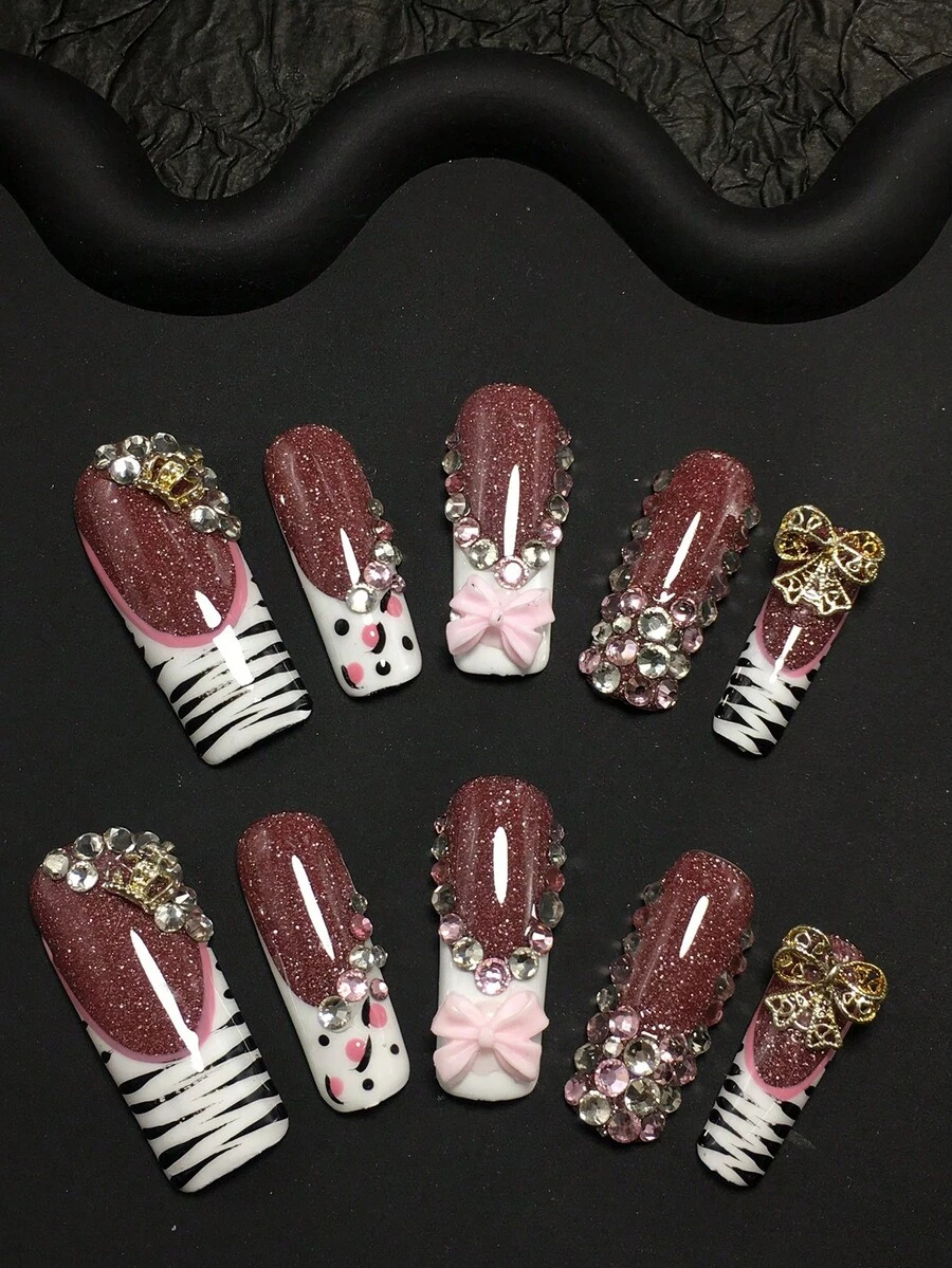 10片装3.3厘米手工方形美甲贴片套装，饰以水钻、条纹和蝴蝶结，适合女性和女孩，可用于情人节、派对、节日和日常佩戴。美甲配件，亚克力美甲套装，包含套装、手工压制美甲贴片、假指甲贴纸和美甲用品。手工按压式美甲贴片 - 彩色 - 查看 1