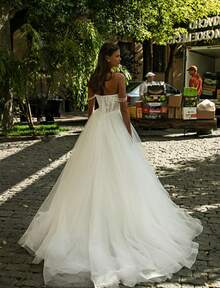 Enchanting Strapless Sweetheart A-Line Wedding Dress With Open Back In Organza – Sophisticated Floor-Length Bridal Gown Featuring A Flattering Heart-Shaped Bustier, Daring Backless Design, And Structured Organza Silhouette, Perfect For Weddings, Christmas Galas, Halloween Balls, Formal Dances, Birthday Celebrations, And Special Evening Events. A Versatile Choice For Wedding Receptions, Holiday Parties, Anniversary Dinners, Resort Getaways, Black-Tie Occasions, Cocktail Gatherings, Bridal Showers, Wedding Guest Attire, Graduation Formals, Homecoming Events, And As A Dramatic Bridesmaid Or Festive Evening Gown. - 白色 - 查看 2