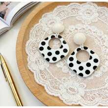 Women'S Bohemian Gothic Acrylic Earrings - Black & White Polka Dot Geometric Pendant Dangle Hoops, Minimalist Niche Jewelry For Everyday & Party Wear, Cute Earrings - 白色 - 查看 7