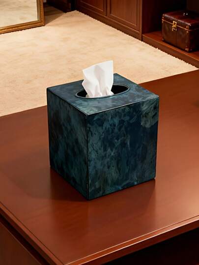 这款方形纸巾盒采用柔和的绿色大理石纹图案，是一款奢华的桌面收纳盒，适用于衣柜或卧室。方形设计简约而不失优雅，尽显高端质感。它既可以放置在衣柜或卧室桌面，收纳纸巾的同时，更可作为装饰品点缀空间。搭配同系列收纳盒使用，更添实用与时尚，是居家必备的时尚单品。