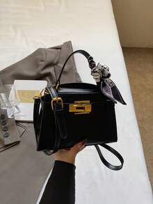 现代经典风格女士手提包，配有金属扣环和肩带细节；采用精致的金属锁扣，并附赠优雅的丝巾；多功能肩包，配有可调节肩带。