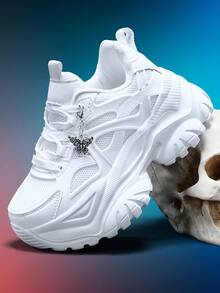 Giày thể thao nữ tăng chiều cao 7cm, kiểu dáng punk, trang trí bằng dây xích hình bướm bạc 3D có thể tháo rời, đế EVA dày, giày cao gót trắng, nhẹ, mềm mại, chống sốc, mũi tròn, buộc dây, thích hợp cho sinh viên, thanh thiếu niên, đi chơi hàng ngày, hẹn hò, tập gym, công sở, giày thể thao đế cao thời trang. - trắng - Xem 3