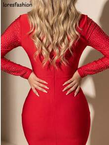 Vestido femenino elegante y sexy para mujer confeccionado en licra colombiana de alta calidad con ajuste ceñido que moldea la silueta y resalta la figura, diseño moderno con cuello en V profundo que estiliza y realza el escote, detalle exclusivo de pedrería brillante en la parte frontal formando efecto de lluvia que aporta glamour, sofisticación y un toque de lujo, vestido versátil ideal para fiestas nocturnas, cocteles, cenas románticas, citas, discotecas, vacaciones, eventos de primavera y verano o salidas especiales donde se busca un look atractivo y llamativo, prenda cómoda gracias a su tela elástica y fresca que garantiza libertad de movimiento y ajuste perfecto, vestido mini de estilo juvenil y contemporáneo que combina sensualidad con elegancia, fácil de coordinar con tacones altos, sandalias de tiras finas o plataformas y accesorios como clutch o bolso de mano para un outfit completo y encantador, vestido imprescindible en el armario de mujeres modernas y seguras de sí mismas - Rojo - Ver 3