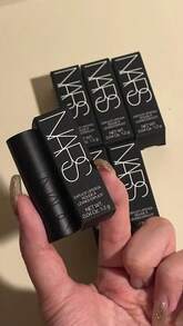 أحمر شفاه من ماركة NARS رقم 803، مناسب للمكياج اليومي، ويمكن إهداؤه كهدية لصديقتك - حرارة الجسم - مشاهدة 4