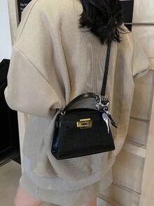 现代经典风格女士手提包，配有金属扣环和肩带细节；采用精致的金属锁扣，并附赠优雅的丝巾；多功能肩包，配有可调节肩带。