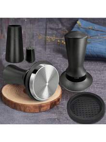 4件套咖啡配件套装，包括带可调节刻度的咖啡压粉器、压力式粉末分配器、圆形垫子和咖啡定量环，专业办公及家用咖啡工具