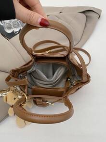 复古撞色手提包，时尚单肩包，独特个性化斜挎包，带吊坠，适合购物、装钱包，适合年轻女性、大学生、新手、白领人士。是办公室、大学、工作、商务、通勤、户外活动、旅行和野餐的理想之选。 - 彩色 - 查看 8