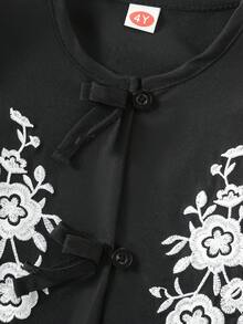 Set de 2 piezas con blusa de manga corta con bordado y cuello redondo con lazo decorativo, y falda evasé para niñas - Negro - Ver 7