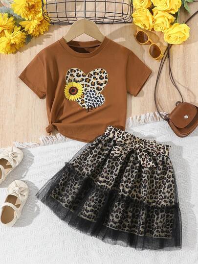 两件套女童复古棕色短袖上衣，饰有爱心和豹纹图案，搭配松紧腰网纱半身裙，裙内衬豹纹，配有腰带，春夏套装