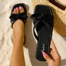 Sandalias planas para mujer, nuevas zapatos de moda para otoño, sandalias blancas con perlas, sandalias negras con lazo de tela, sandalias negras simples y versátiles de punta cuadrada, sandalias de mujer de suela blanda y punta abierta, chanclas casuales de verano para mujer, sandalias para uso en exteriores y playa con decoración de lazo de tela para mujer, zapatos elegantes de promoción de verano para mujer, sandalias de viaje y vacaciones para mujer, chanclas de mujer, sandalias de mujer, sandalias negras para mujer (los zapatos son 2 tallas talla grande pequeños) - Negro - Ver 2