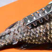 Raspador de escamas de pescado de primera calidad, construcción de acero inoxidable y madera, agarre antideslizante, limpiador eficiente de piel de pescado para cocina - 1 - Ver 5