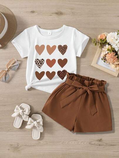 Camiseta de manga corta con estampado de corazón y shorts de unicolor con lazo en la cintura para niña