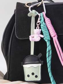 这款PU皮革珍珠奶茶杯造型包饰，配有亚克力小熊吊坠、编织绳和银色心形弹簧扣。采用清新亮丽的配色，灵感源自多巴胺。适合装饰女士手提包和汽车钥匙链。适用于各种场合。可用作包饰、包链、包包装饰钥匙扣、包包配件，也是新年、情人节、节日或生日礼物的理想之选。 - 彩色 - 查看 14