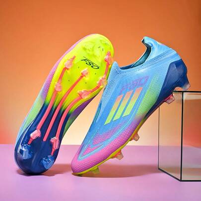 1双全新无缝男士足球鞋，低帮，长钉，耐磨，防滑，抓地力强，适合成人，男女通用