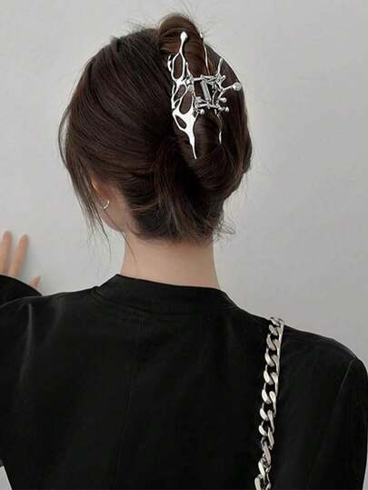 1pc Women Hollow Out Asymmetric Design Fashionable Hair Claw For Hair Decoration Street Skull Skeleton Claw Clips Hair Clips Hair Jaw Clip Hair Clamps Hair Clutch Hair Claw Clip, School Stuff, College Fall Winter Hair Accessories For Women For Vacation Outfits Woman