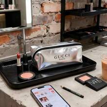 Gucci 这款银色化妆品收纳包也可作笔袋使用，适合日常使用。它质感高端，便于携带，并配有拉链袋。 - 銀色 - 查看 2
