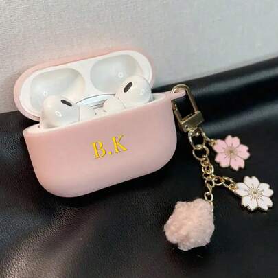 Conjunto de 2 capas para fones de ouvido personalizadas com nome e letra, inclui corrente com pompom de flor pequena, cor sólida, compatível com Pro 2/3 e de 4ª geração, adequada para fones de ouvido sem fio, capa protetora, capa protetora simples e macia para AirPods de 2ª geração, nome e letra personalizados, presente, volta às aulas, presente de Dia dos Namorados, ótimo presente de aniversário, presente de Natal, presente bacana para hoje, estética