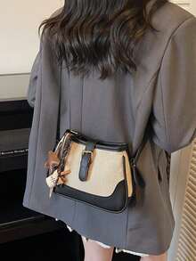 حقيبة كتف نسائية جديدة عصرية بتصميم ألوان متباينة، تتميز بتعليقة قابلة للإزالة بشكل فنجان قهوة. الحزام قابل للتعديل، مصمم بشكل هلالي، ويأتي مع سحاب معدني ناعم. - الأسود - مشاهدة 5