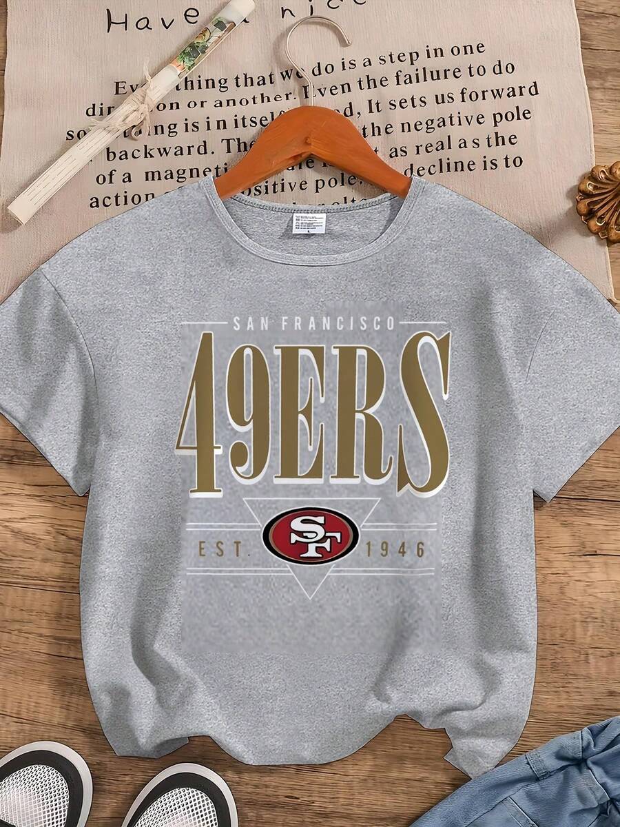 San Francisco 49ers Logo T - Shirt, Golden Bold 'SAN FRANCISCO' Above '49ERS' With 'EST.1946' Below Red & White 'SF' Emblem, Casual Cotton Crew Neck T - Shirt For Fans - 灰色 - 查看 1