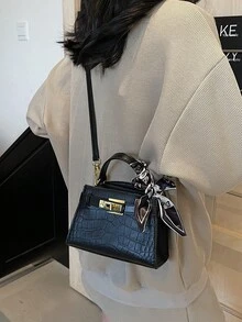 现代经典风格女士手提包，配有金属扣环和肩带细节；采用精致的金属锁扣，并附赠优雅的丝巾；多功能肩包，配有可调节肩带。