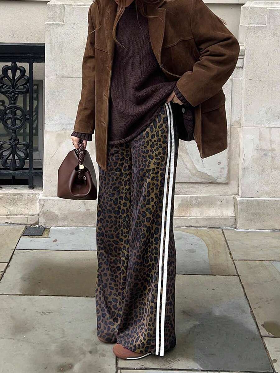 Nuovi pantaloni alla moda ed eleganti da donna con vita elastica, stampa sfumata leopardata e strisce laterali, adatti per casa, vacanza, scuola, viaggio, festival di musica country in primavera - marrone scuro - Visualizzare 1