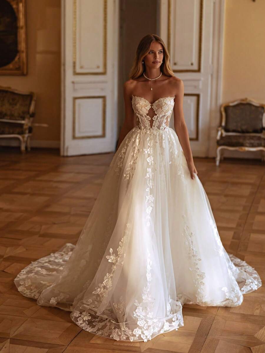 Enchanting Strapless 3D Lace Appliqué Sheer-Waist Tulle A-Line Wedding Dress With Train, Wedding Dresses For Bride, Elegant And Comfortable, Includes Plus Sizes, Bridal Gown, Formal Dresses For Women, Suitable For Wedding, Party, Vacation, Bride, Formal Occasions, Dinner Dress, Prom Dress, After-Party Dress, Homecoming Dress, Cocktail Party, Birthday Party, Celebration, Gala, Festival, Ceremony - 白色 - 查看 1