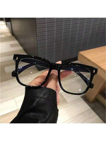 一副时尚复古无度数眼镜，大号矩形黑色镜框，适合近视和圆脸