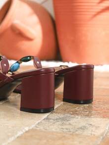 女士时尚百搭酒红色高跟凉鞋，新款春夏搭扣铆钉方头粗跟多色串珠鞋，适合户外、波西米亚风、罗马风、休闲、派对、度假、通勤等场合。 - 酒紅色 - 查看 8