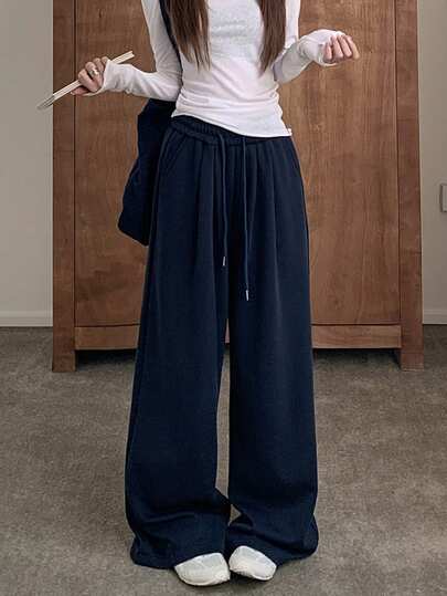 Quần ống rộng cạp cao dáng suông dài đến sàn, kiểu dáng thường ngày.
